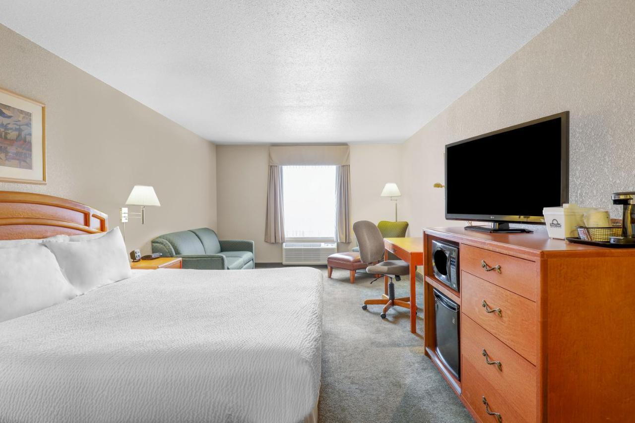 Days Inn By Wyndham Red Deer Buitenkant foto