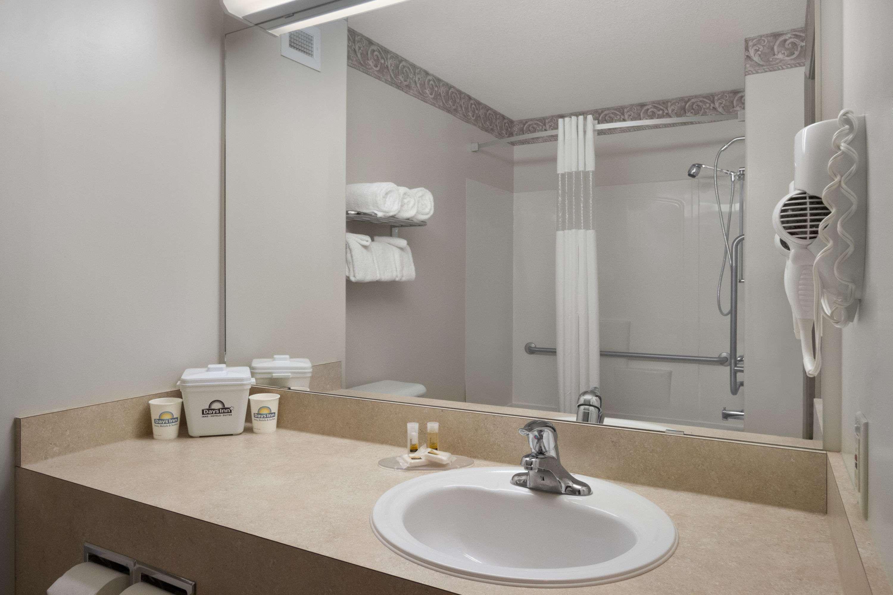 Days Inn By Wyndham Red Deer Buitenkant foto