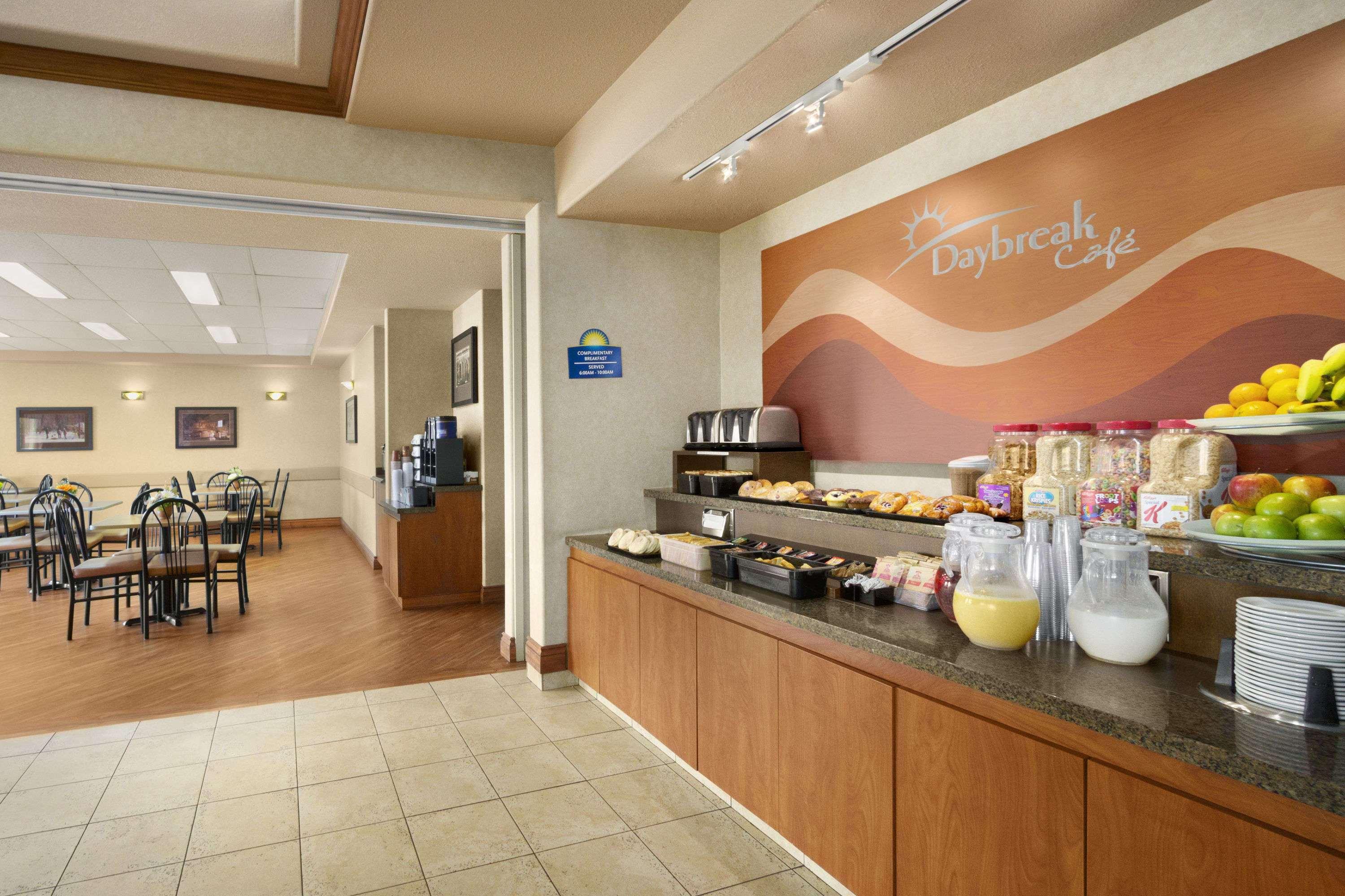 Days Inn By Wyndham Red Deer Buitenkant foto