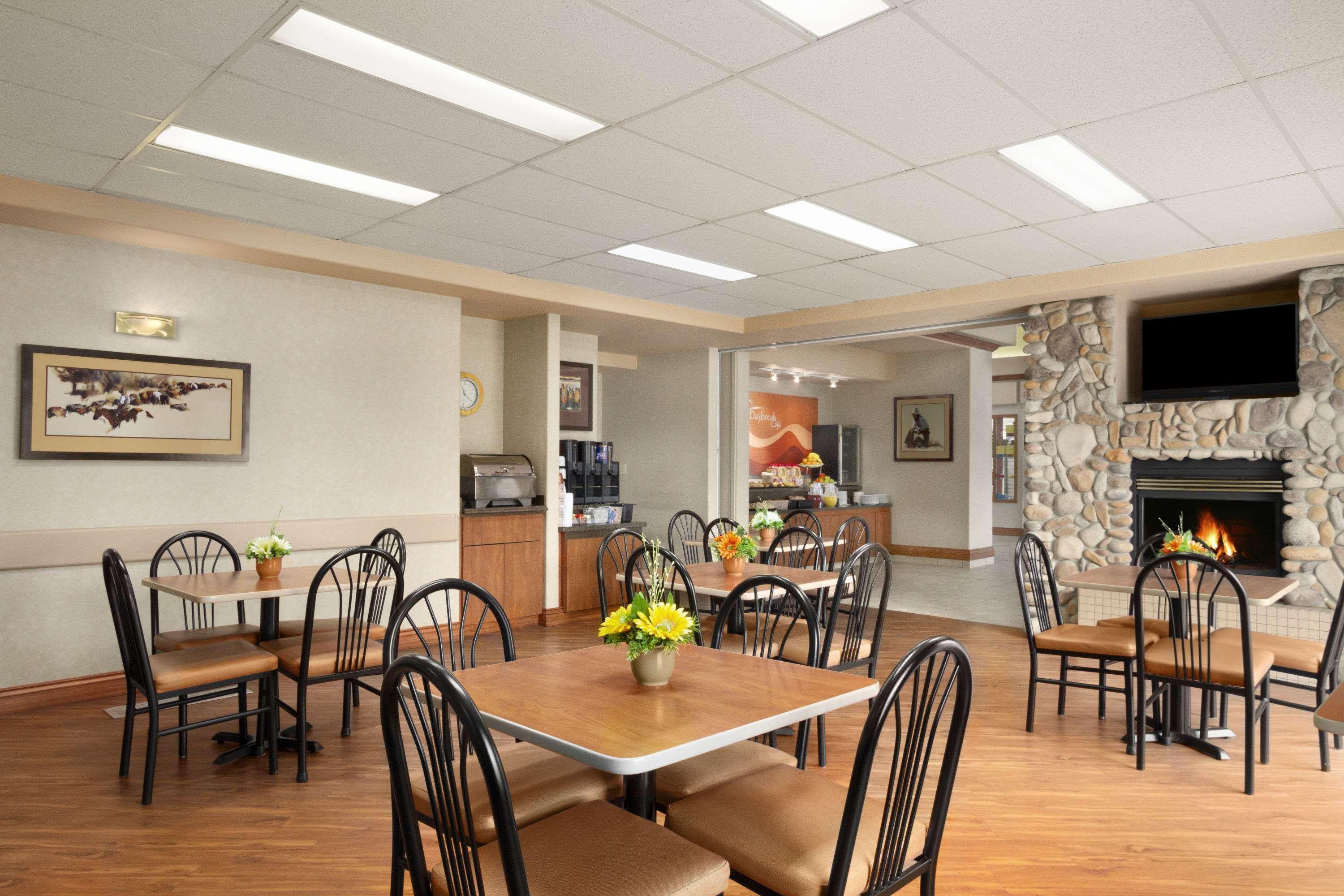 Days Inn By Wyndham Red Deer Buitenkant foto