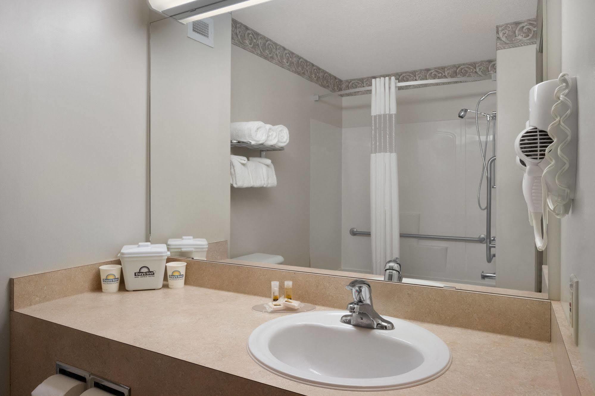 Days Inn By Wyndham Red Deer Buitenkant foto