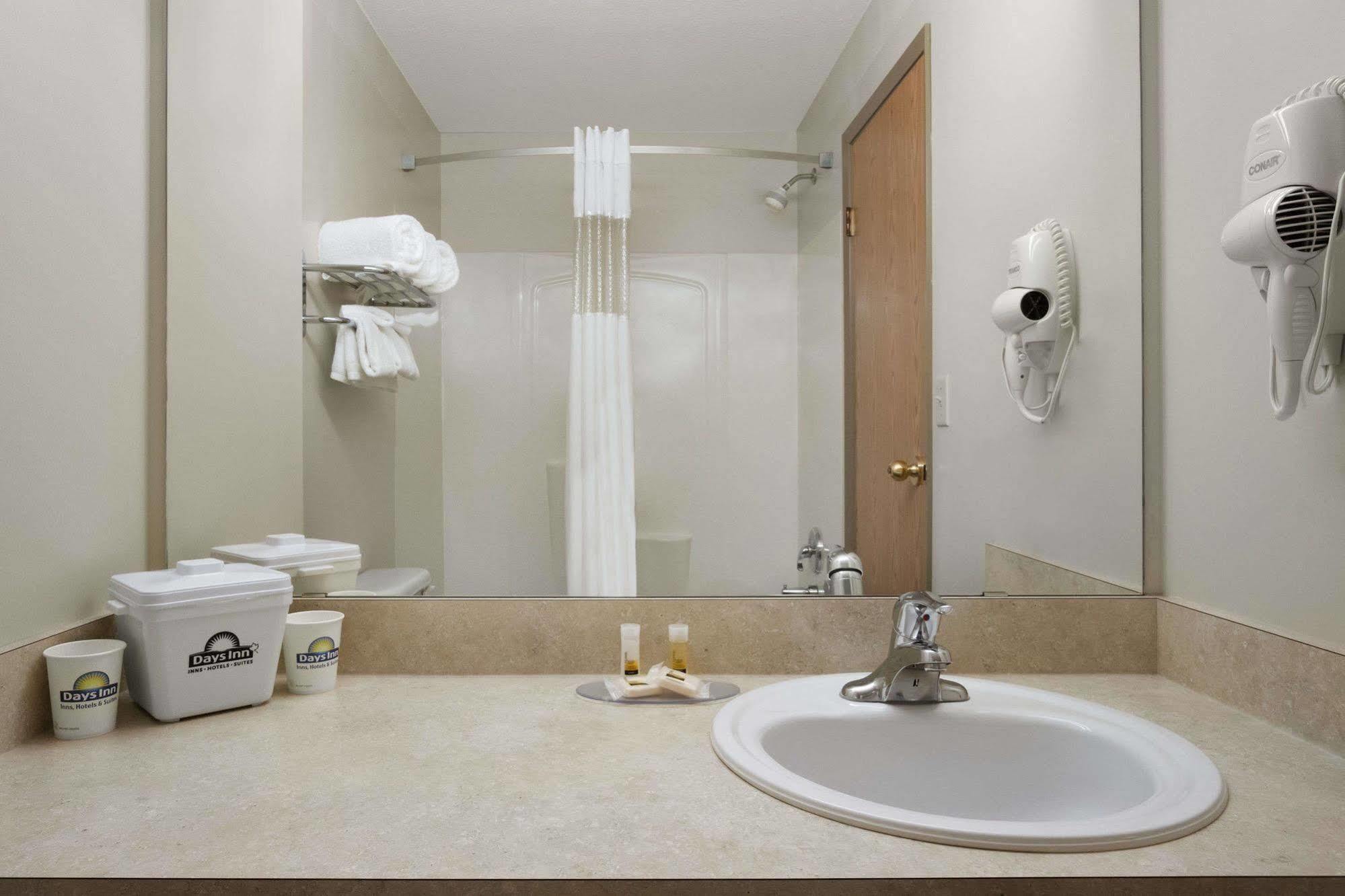 Days Inn By Wyndham Red Deer Buitenkant foto